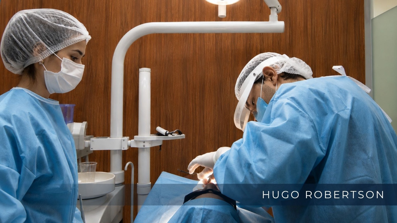 dr hubo robertson em cirurgia de implante